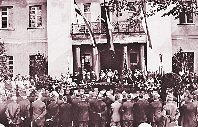1 czerwca 1930 r. przed pałacem odsłonięto pomnik ku czci ofiar I wojny światowej.